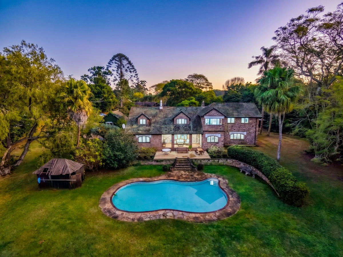 4 Bedroom home with cottage, Everton