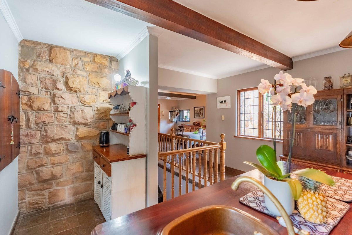 4 Bedroom home with cottage, Everton