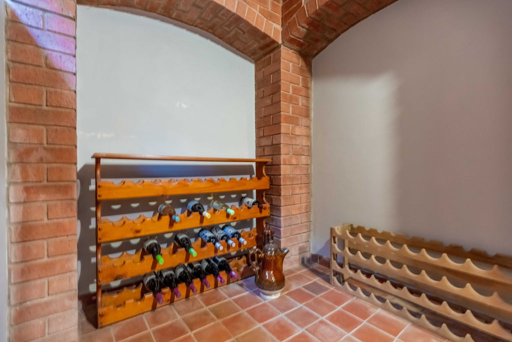 4 Bedroom home with cottage, Everton