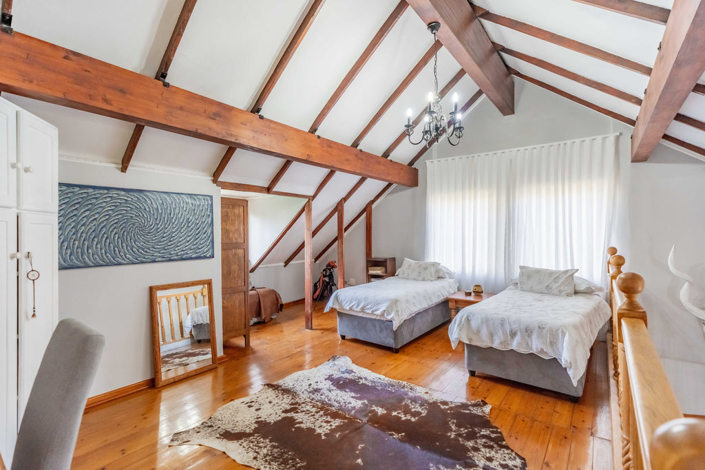 4 Bedroom home with cottage, Everton