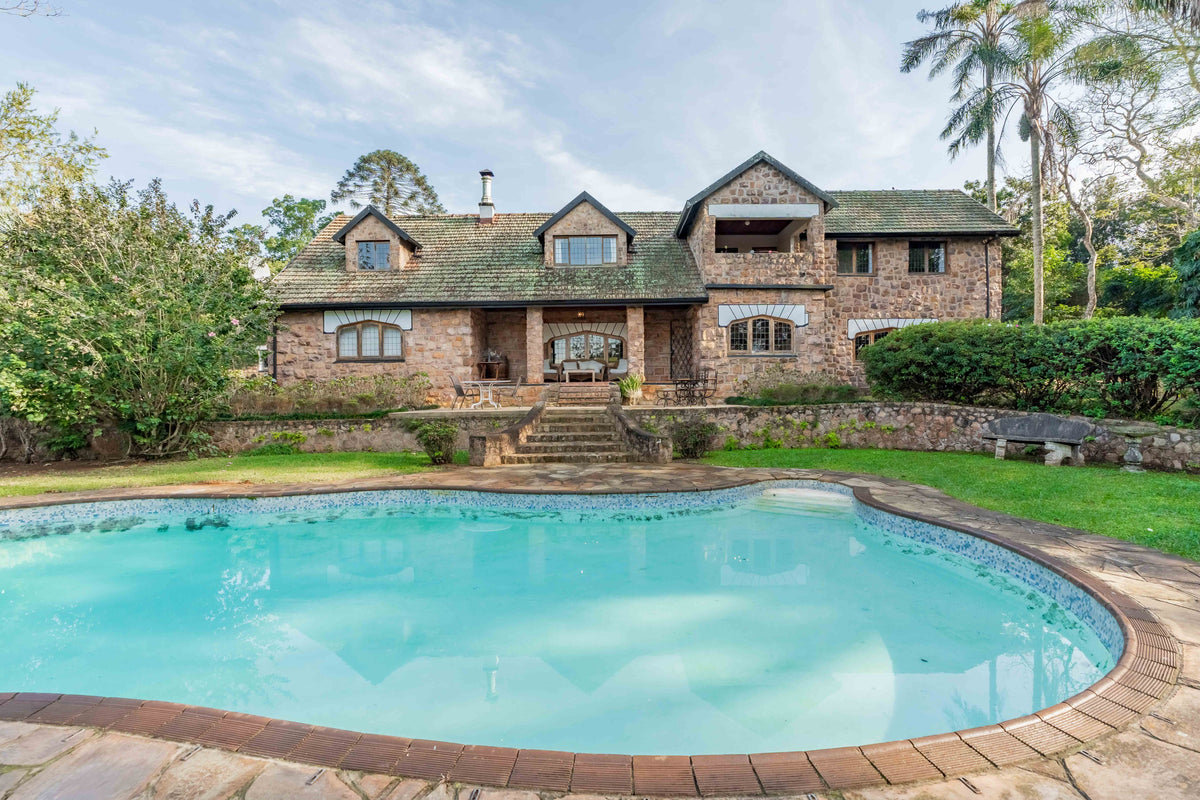4 Bedroom home with cottage, Everton