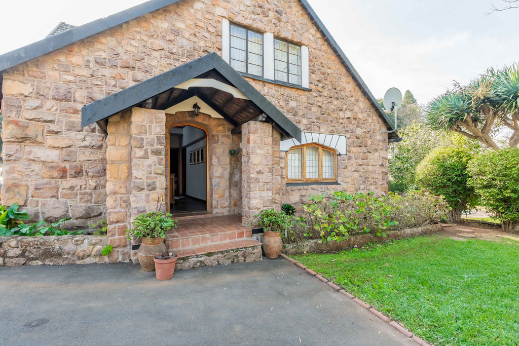 4 Bedroom home with cottage, Everton