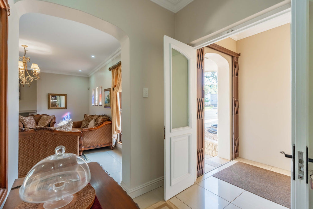 5 Bedroom Home with Flatlets, Kloof