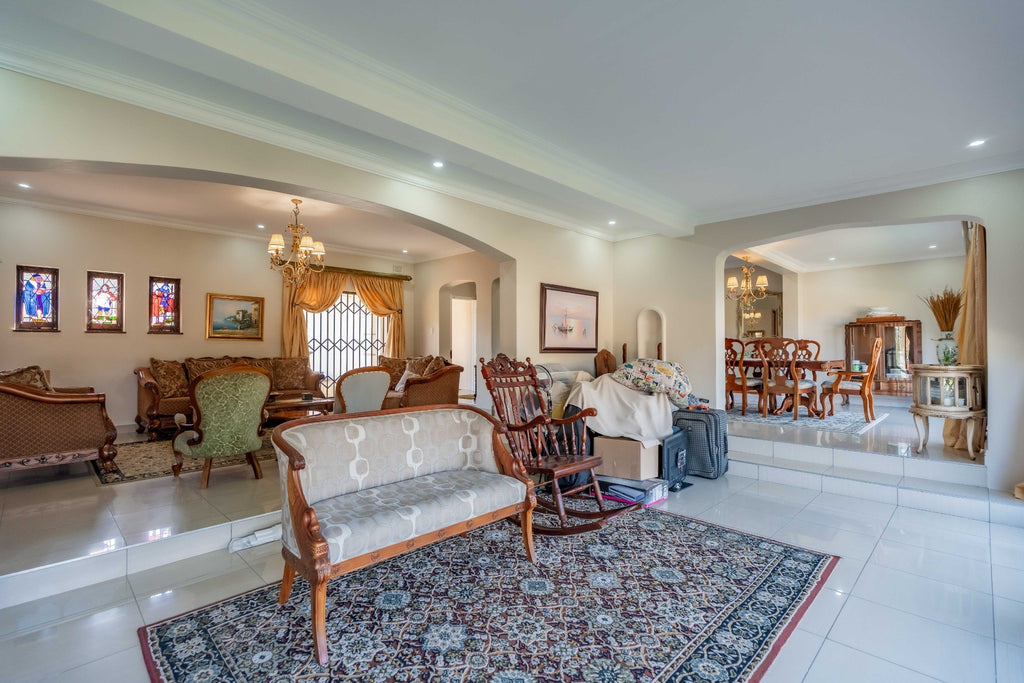 5 Bedroom Home with Flatlets, Kloof