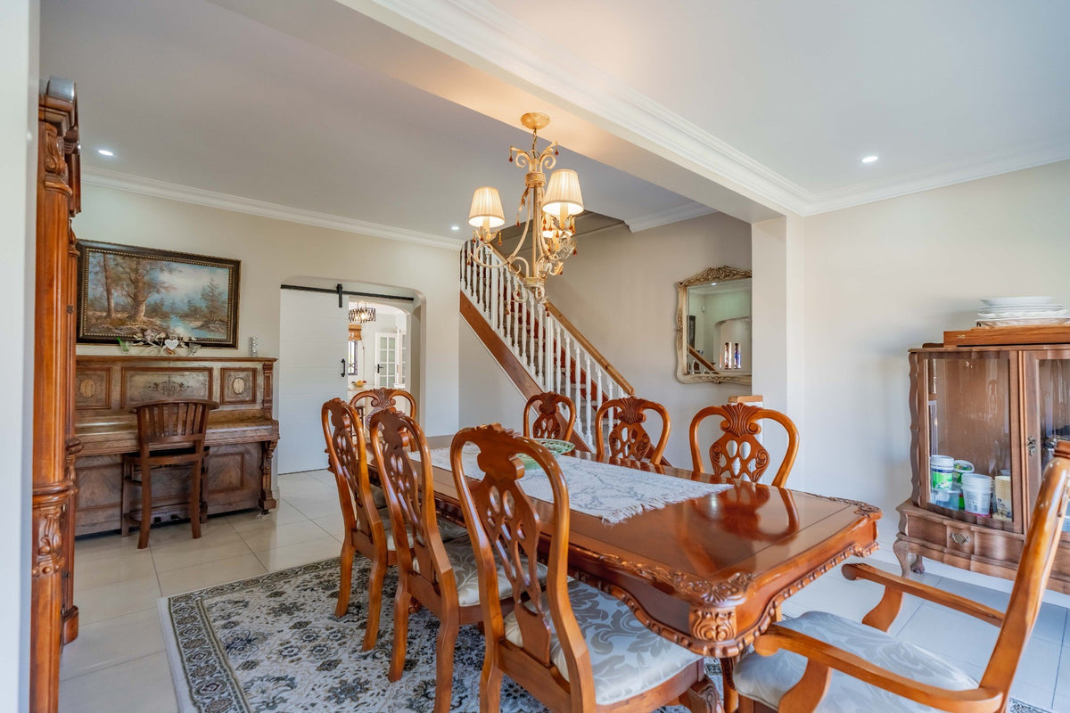 5 Bedroom Home with Flatlets, Kloof