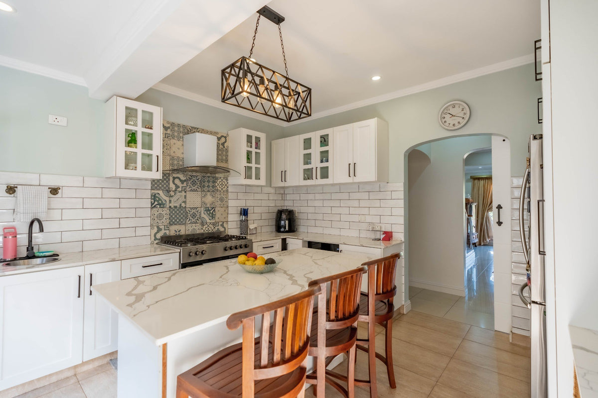 5 Bedroom Home with Flatlets, Kloof