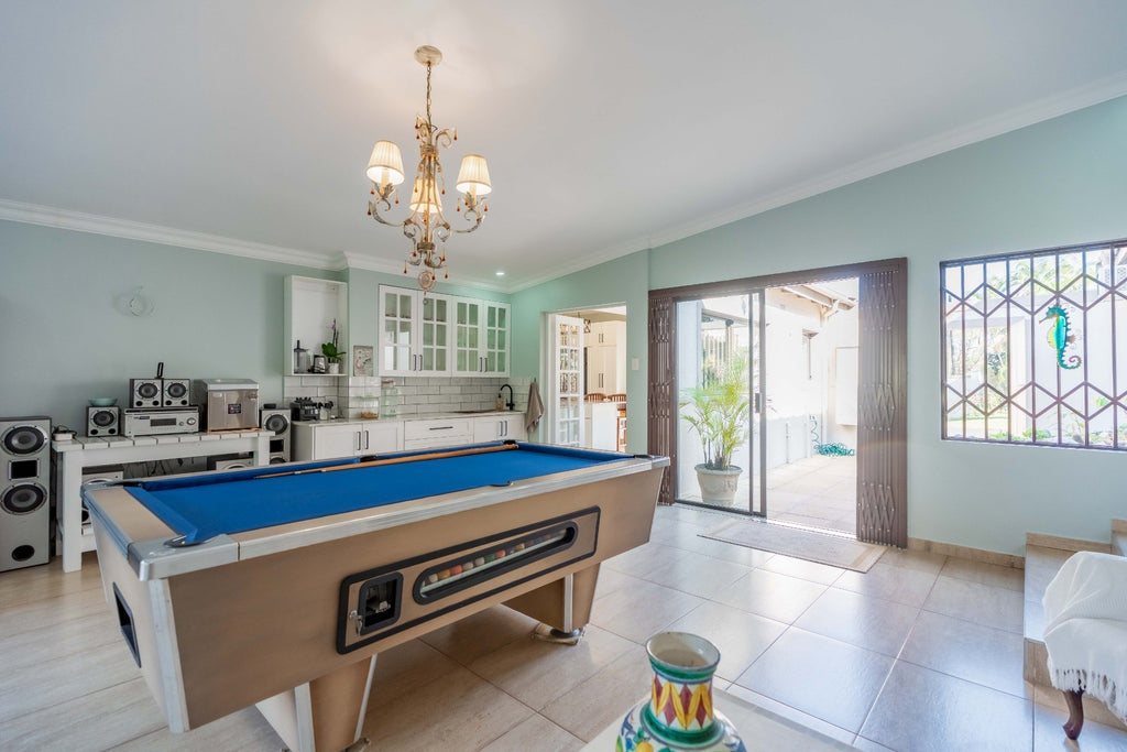 5 Bedroom Home with Flatlets, Kloof