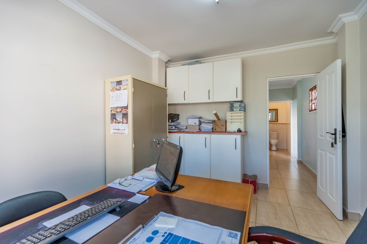5 Bedroom Home with Flatlets, Kloof
