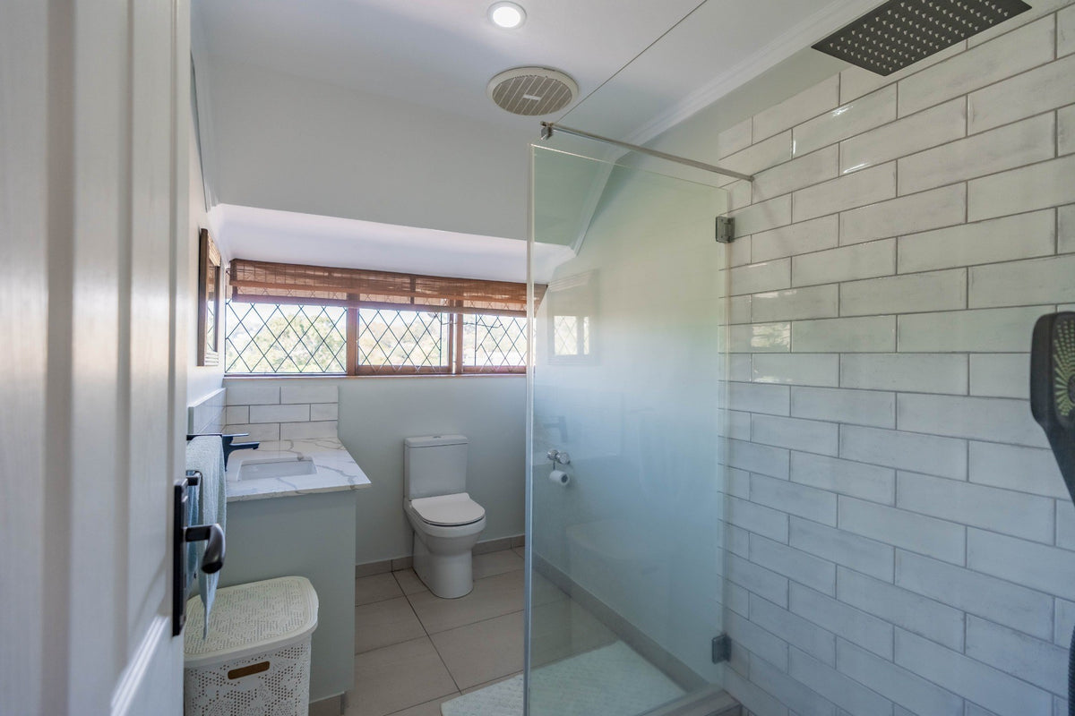 5 Bedroom Home with Flatlets, Kloof