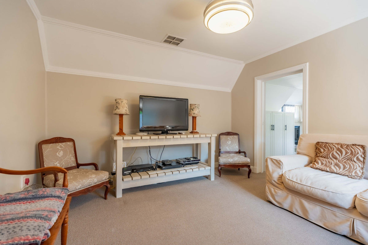5 Bedroom Home with Flatlets, Kloof