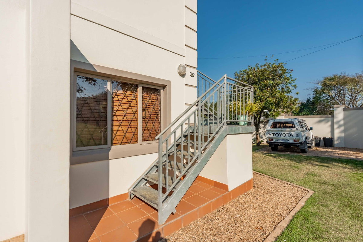 5 Bedroom Home with Flatlets, Kloof