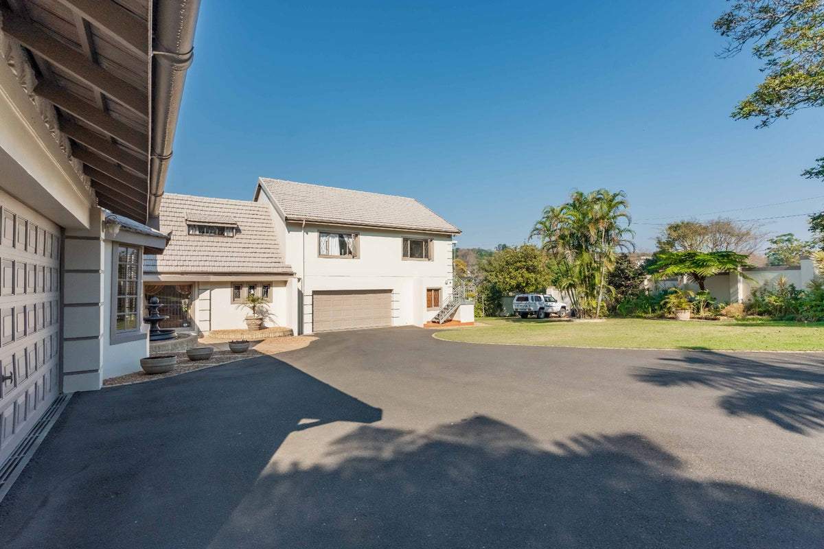 5 Bedroom Home with Flatlets, Kloof
