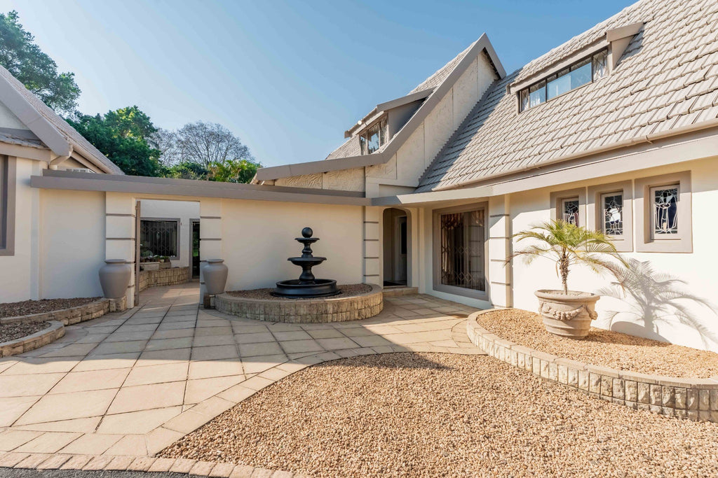 5 Bedroom Home with Flatlets, Kloof