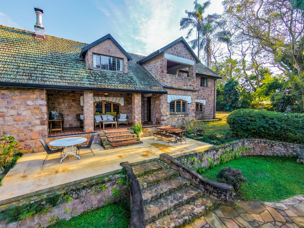 4 Bedroom home with cottage, Everton